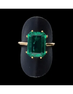 Anillo de oro 18 kl con esmeralda en el centro