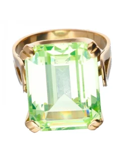 Anillo de oro 18 kl con esmeralda en el centro