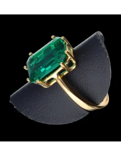 Anillo de oro 18 kl con esmeralda en el centro