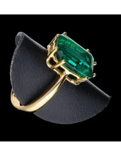 Anillo de oro 18 kl con esmeralda en el centro