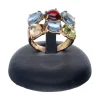Anillo de oro amarillo 18 K con diseño y piedras sintéticas