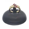Anillo de oro amarillo 18 K con diseño y piedras sintéticas