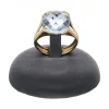 Anillo de oro amarillo 18 K con diseño y piedra sintética