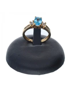 Anillo de oro amarillo 18 Kl con diseño y circonitas