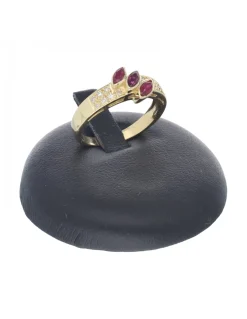 Anillo de oro amarillo 18 K con diseño y piedras sintéticas