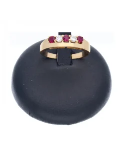 Anillo de oro amarillo 18 Kl con diseño brillantes y rubíes