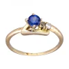Anillo de Oro amarillo con diseño, 1 Zafiro y 2 Brillantes