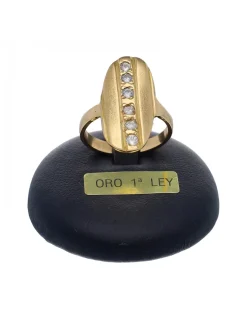 Anillo de oro amarillo con diseño ovalado y circonitas