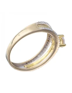 Anillo de oro amarillo con diseño y circonitas