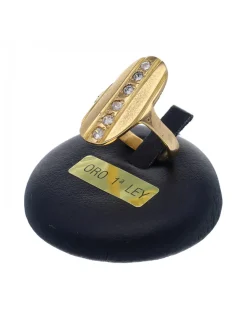 Anillo de oro amarillo con diseño ovalado y circonitas