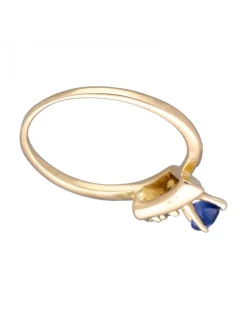 Anillo de Oro amarillo con diseño, 1 Zafiro y 2 Brillantes