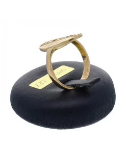 Anillo de oro amarillo con diseño ovalado y circonitas
