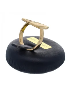 Anillo de oro amarillo con diseño ovalado y circonitas
