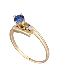 Anillo de Oro amarillo con diseño, 1 Zafiro y 2 Brillantes