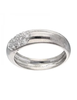 Anillo de oro amarillo con diseño y brillantes