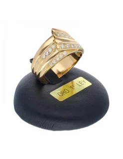 Anillo de oro amarillo 18K con diseño y circonitas
