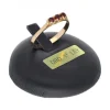 Anillo de oro amarillo 18K con diseño y piedras sintéticas