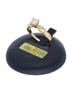Anillo de oro amarillo 18K con diseño y brillantes