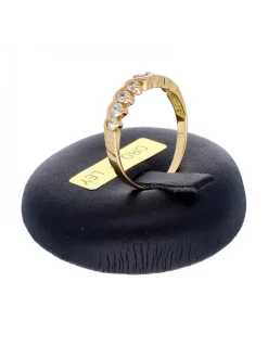Anillo de oro amarillo 18K con diseño rubíes y circonitas