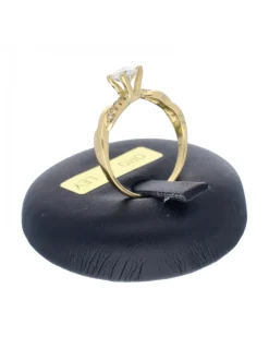 Anillo de oro amarillo 18K con diseño y brillantes