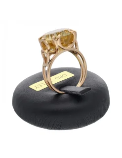 Anillo de oro amarillo 18K con diseño y circón