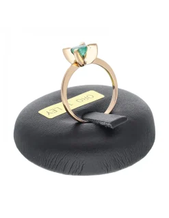 Anillo de oro amarillo 18K con diseño y piedras sintéticas