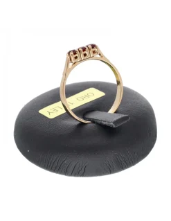 Anillo de oro amarillo 18K con diseño y piedras sintéticas