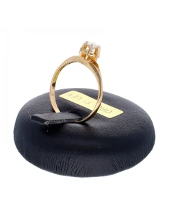 Anillo de oro amarillo 18K con diseño y brillante