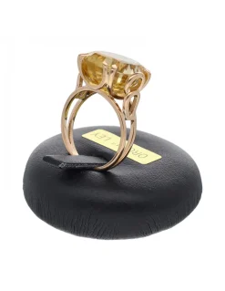 Anillo de oro amarillo 18K con diseño y circón