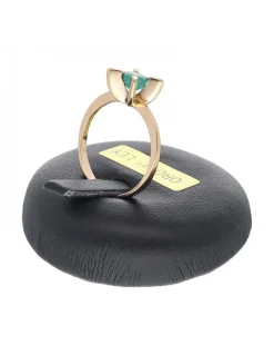 Anillo de oro amarillo 18K con diseño y piedras sintéticas