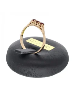 Anillo de oro amarillo 18K con diseño y piedras sintéticas