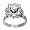 Anillo de oro blanco 18 Kl con diseño y brillantes circundantes