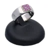 Anillo de oro blanco 18 Kl con diseño cuadrado y zircones circundantes