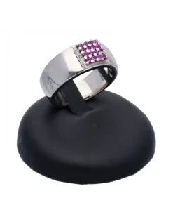 Anillo de oro blanco 18 Kl con diseño cuadrado y zircones circundantes