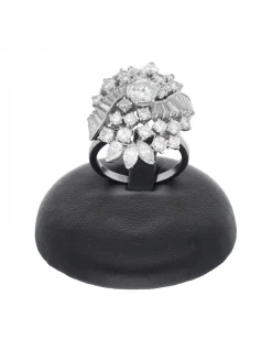 Anillo de oro blanco 18 Kl con diseño y brillantes