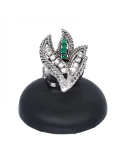 Anillo de oro blanco 18 Kl con diseño brillantes circundantes y piedras sintéticas