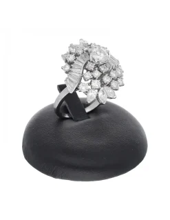 Anillo de oro blanco 18 Kl con diseño y brillantes