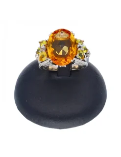 Anillo de oro blanco 18 Kl con diseño piedra central sintética zircones circundantes y brillantes circundantes