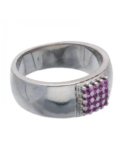 Anillo de oro blanco 18 Kl con diseño cuadrado y zircones circundantes