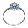 Anillo de oro blanco 18K con diseño y circonitas azules