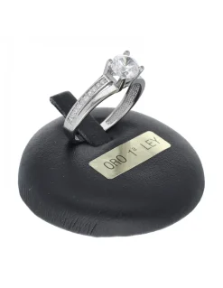 Anillo de oro blanco 18K con diseño y circonitas