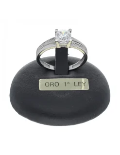 Anillo de oro blanco 18K con diseño y circonitas