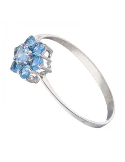 Anillo de oro blanco 18K con diseño y circonitas azules