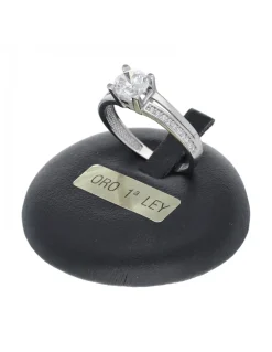 Anillo de oro blanco 18K con diseño y circonitas