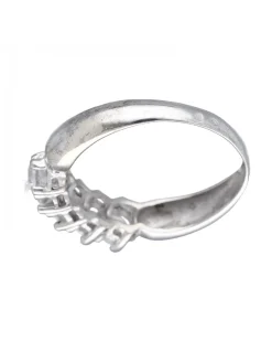 Anillo de Oro blanco 18K con diseño y Circonitas