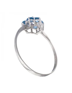 Anillo de oro blanco 18K con diseño y circonitas azules