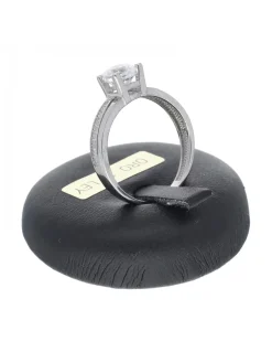 Anillo de oro blanco 18K con diseño y circonitas