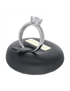 Anillo de oro blanco 18K con diseño y circonitas