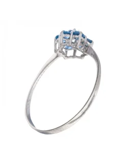 Anillo de oro blanco 18K con diseño y circonitas azules