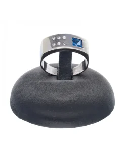 Anillo Oro blanco 18 K con diseño y zircones circundantes